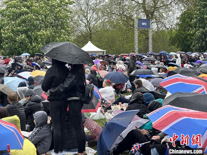 當(dāng)?shù)貢r間5月6日，英國國王查爾斯三世的加冕儀式舉行。民眾雨中觀看儀式?！W陽開宇 攝