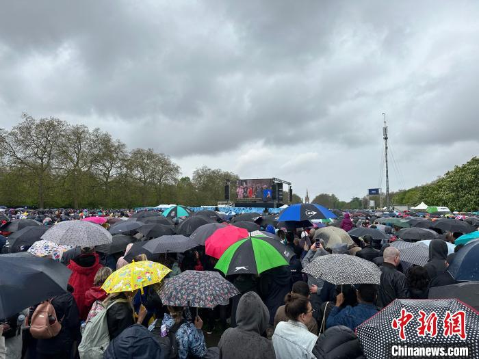 當(dāng)?shù)貢r間5月6日，英國國王查爾斯三世的加冕儀式舉行。民眾雨中觀看儀式?！W陽開宇 攝
