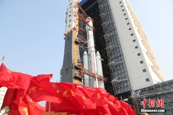 圖為轉(zhuǎn)運(yùn)現(xiàn)場。攝影 邱立軍 黃國暢