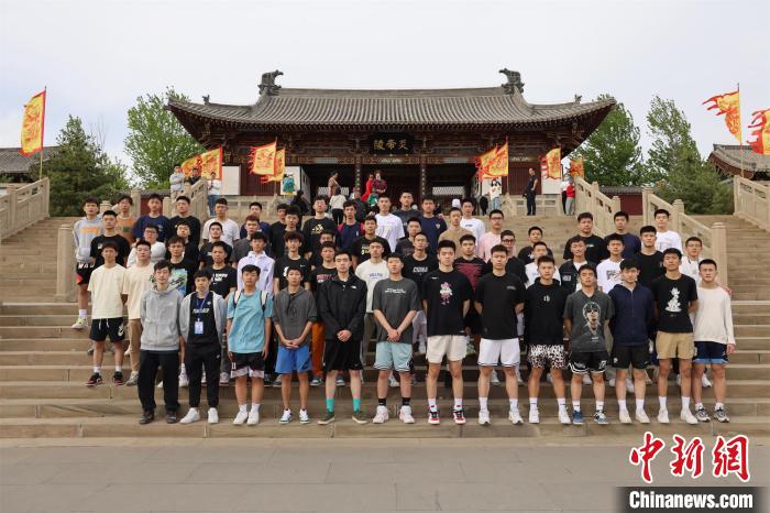 比賽結(jié)束后，兩岸學(xué)生參訪高平炎帝陵。　主辦方供圖