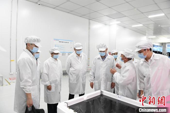 圖為蔡達(dá)峰一行在惠科電子(北海)科技產(chǎn)業(yè)園調(diào)研?！×趾?攝