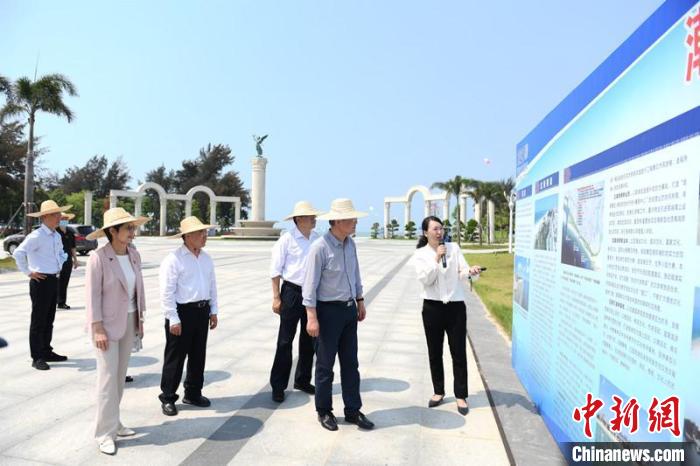 圖為蔡達(dá)峰一行了解北海銀灘景區(qū)改造提升工程情況?！×趾?攝