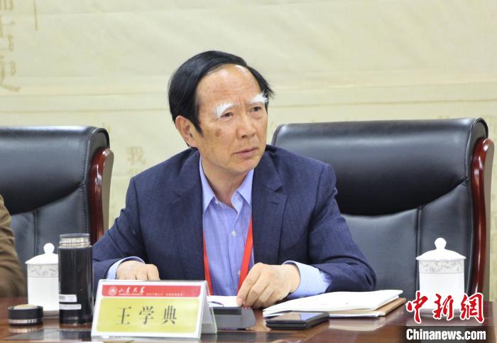山東大學(xué)儒學(xué)高等研究院執(zhí)行院長、《文史哲》雜志主編王學(xué)典主持首場主題發(fā)言?！≮w曉 攝