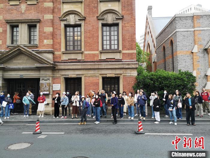 新階層人士走讀“外灘源”?！》队畋?攝