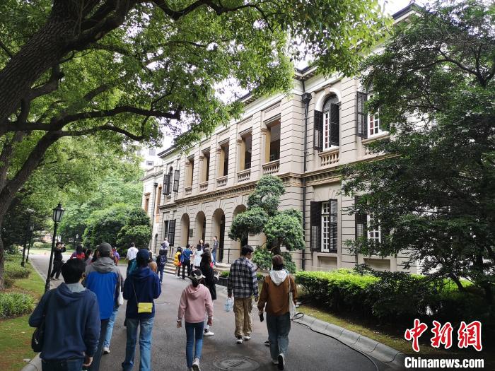 新階層人士參觀英國駐滬領(lǐng)事館?！》队畋?攝