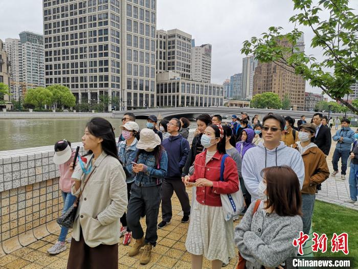 新階層人士走讀黃浦蘇州河沿岸?！》队畋?攝