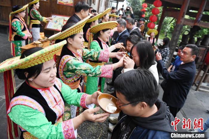 楓香瑤寨村民用攔門酒熱情迎接客人?！钊A峰 攝
