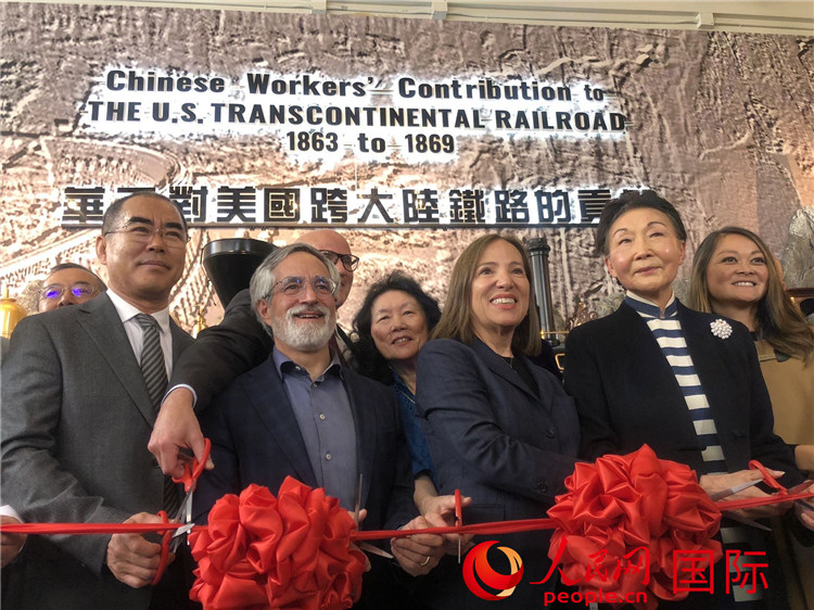 圖為（從右到左）方李邦琴、加州副州長康依蓮、舊金山市議長佩斯金、中國駐舊金山副總領(lǐng)事潘慶江在剪彩。人民網(wǎng)記者 鄧圩攝