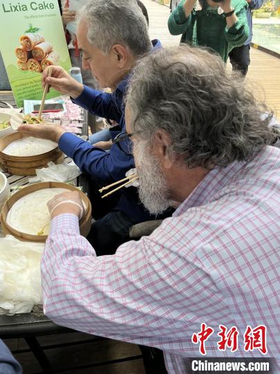 外交官們體驗做立夏餅?！∪A東師范大學供圖
