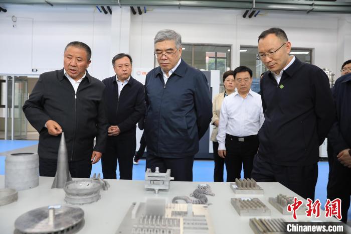 民進(jìn)中央常務(wù)副主席朱永新率調(diào)研組赴四川開展重點(diǎn)考察調(diào)研。圖為在四川工程職業(yè)技術(shù)學(xué)院考察調(diào)研?！∶襁M(jìn)中央供圖