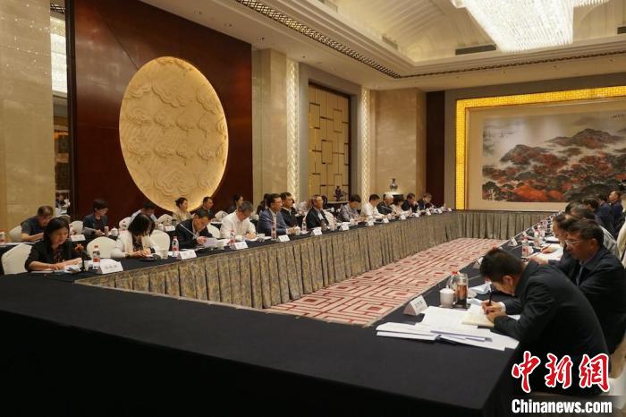 民進(jìn)中央主席蔡達(dá)峰近日率調(diào)研組赴江蘇開展重點(diǎn)考察調(diào)研。圖為在調(diào)研座談會現(xiàn)場?！∶襁M(jìn)中央供圖