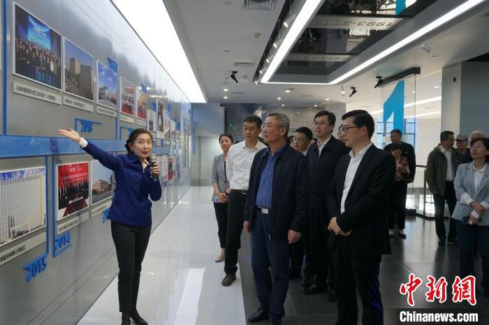 民進(jìn)中央主席蔡達(dá)峰近日率調(diào)研組赴江蘇開展重點(diǎn)考察調(diào)研。圖為在江陰實(shí)地考察雙良集團(tuán)有限公司。　孫權(quán) 攝
