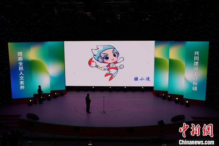 活動現(xiàn)場發(fā)布“2023新疆動漫節(jié)”的logo、吉祥物與宣傳口號?！±★w 攝