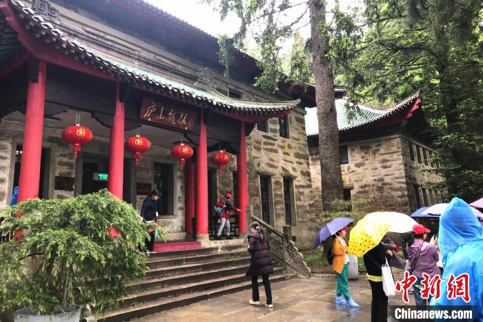 圖為在廬山抗戰(zhàn)博物館外，有不少等待參觀的游客。　吳鵬泉 攝