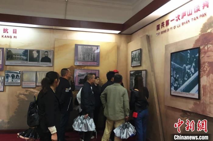 圖為游客在廬山抗戰(zhàn)博物館內(nèi)參觀?！蛆i泉 攝