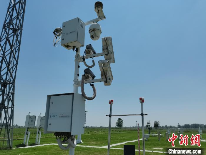 壽縣國家氣候觀象臺內(nèi)各種觀測設備?！侨?攝