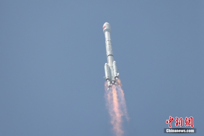 5月17日10時(shí)49分，我國(guó)在西昌衛(wèi)星發(fā)射中心用長(zhǎng)征三號(hào)乙運(yùn)載火箭，成功發(fā)射第五十六顆北斗導(dǎo)航衛(wèi)星。該衛(wèi)星屬地球靜止軌道衛(wèi)星，是我國(guó)北斗三號(hào)工程的首顆備份衛(wèi)星。入軌并完成在軌測(cè)試后，將接入北斗衛(wèi)星導(dǎo)航系統(tǒng)。此次發(fā)射是北斗三號(hào)工程高密度組網(wǎng)之后，時(shí)隔3年的首發(fā)任務(wù)。朱磊 攝