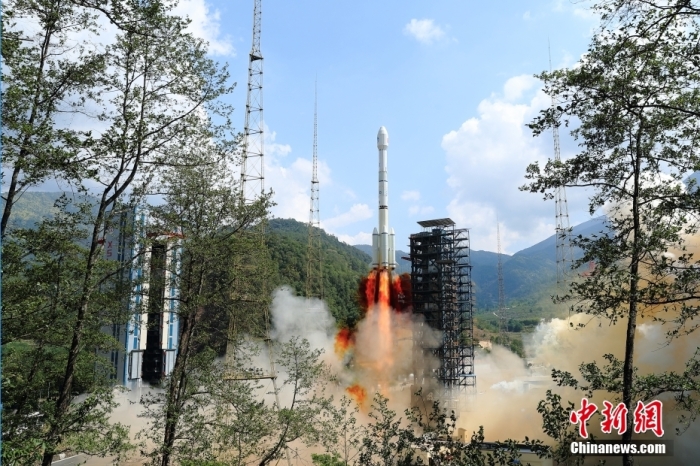 5月17日10時(shí)49分，我國(guó)在西昌衛(wèi)星發(fā)射中心用長(zhǎng)征三號(hào)乙運(yùn)載火箭，成功發(fā)射第五十六顆北斗導(dǎo)航衛(wèi)星。該衛(wèi)星屬地球靜止軌道衛(wèi)星，是我國(guó)北斗三號(hào)工程的首顆備份衛(wèi)星。入軌并完成在軌測(cè)試后，將接入北斗衛(wèi)星導(dǎo)航系統(tǒng)。此次發(fā)射是北斗三號(hào)工程高密度組網(wǎng)之后，時(shí)隔3年的首發(fā)任務(wù)。楊志遠(yuǎn) 攝