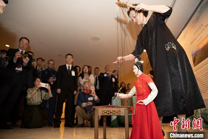 當(dāng)?shù)貢r(shí)間5月19日，中國(guó)常駐聯(lián)合國(guó)代表團(tuán)、中國(guó)文化和旅游部、泉州市人民政府在紐約聯(lián)合國(guó)總部聯(lián)合舉辦“茶和天下·雅集”主題展覽和招待會(huì)。圖為展覽表演泉州提線(xiàn)木偶寫(xiě)書(shū)法。 <a target='_blank' href='/' _fcksavedurl='/'><p  align=