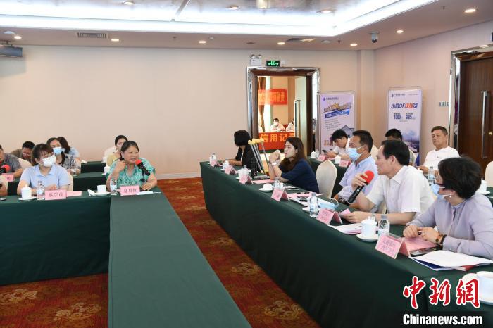 圖為中國(guó)銀行廣西分行代表在回應(yīng)桂林歸義生態(tài)農(nóng)業(yè)有限公司總經(jīng)理夏月紅的貸款需求?！∈Y雪林 攝