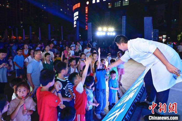 2023年鷹潭市“好奇心”科普節(jié)吸引了不少孩子踴躍參與?！≈鬓k方 供圖