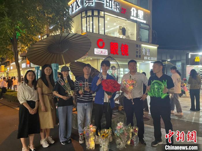 在東陽橫店，宣講團導師、成員與橫店演員(右三)合影?！?東陽市融媒體中心 供圖