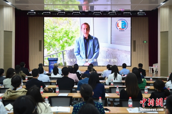 5月30日，<a target='_blank' href='/'>中新社</a>第二屆“東西問智庫”主題論壇在北京舉行，多位中外專家圍繞“AI革命與文明進(jìn)化”展開討論。圖為美國加州理工學(xué)院電氣工程和計(jì)算機(jī)科學(xué)教授、人工智能專家亞瑟·阿布-穆斯塔法通過視頻在論壇上作主旨演講。<a target='_blank' href='/'>中新社</a>記者 田雨昊 攝