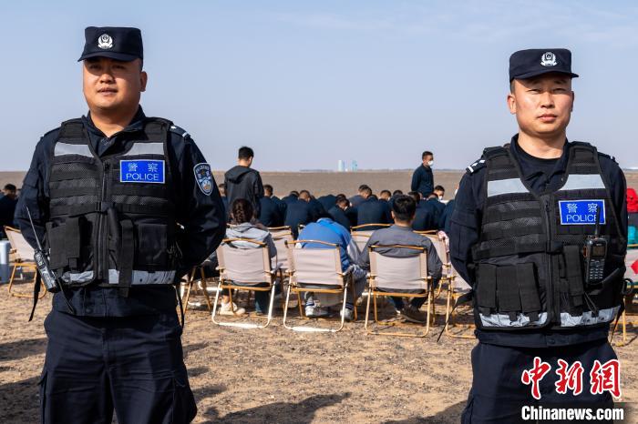 圖為承擔神舟十六號載人飛船安保任務的移民管理警察?！∨ｖ?攝