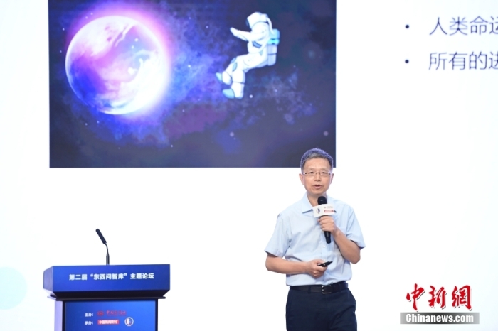5月30日，<a target='_blank' href='/'>中新社</a>第二屆“東西問(wèn)智庫(kù)”主題論壇在北京舉行，多位中外專家圍繞“AI革命與文明進(jìn)化”展開(kāi)討論。圖為北京大學(xué)新聞與傳播學(xué)院教授胡泳在論壇上作主旨演講。<a target='_blank' href='/'>中新社</a>記者 田雨昊 攝