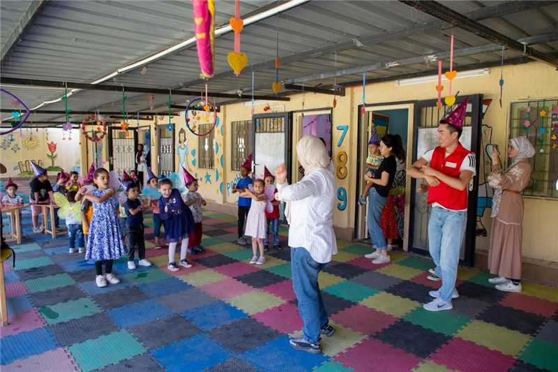 圖為中埃青年志愿者在埃及新開羅幼兒園開展“志愿服務(wù)伴成長，中埃攜手慶六一”活動。中建埃及分公司供圖