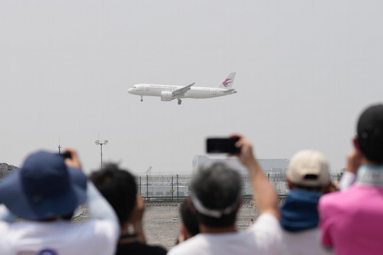 5月28日，C919首個商業(yè)航班東航MU9191飛抵北京首都國際機場。新華社記者鞠煥宗攝