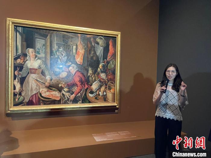 當(dāng)?shù)貢r(shí)間6月1日，韓國(guó)國(guó)立中央博物館講解員在向游客講解畫(huà)作?！∪f(wàn)佳欣 攝