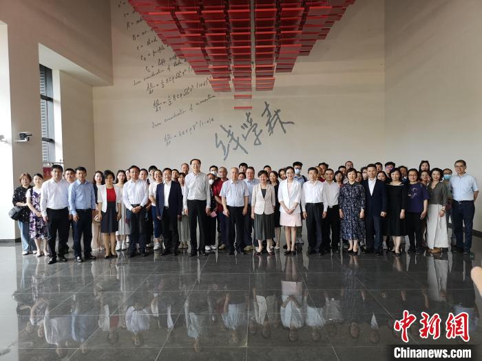上海僑界人士參觀上海交通大學(xué)錢學(xué)森圖書館?！》队畋?攝