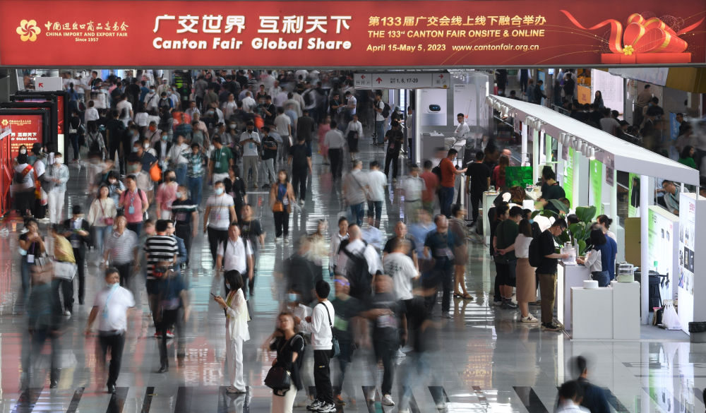 這是4月15日拍攝的廣交會(huì)現(xiàn)場(chǎng)。第133屆中國(guó)進(jìn)出口商品交易會(huì)（廣交會(huì)）全面恢復(fù)線下展，吸引220多個(gè)國(guó)家和地區(qū)的數(shù)十萬(wàn)采購(gòu)商報(bào)名參會(huì)。新華社記者 鄧華 攝