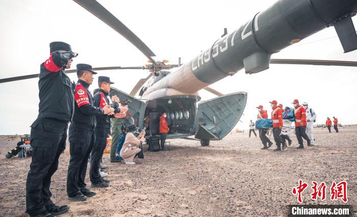 圖為阿拉善邊境管理支隊民警目送航天員登機離開?！缇?攝