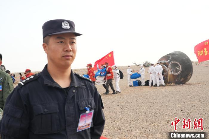 圖為阿拉善邊境管理支隊民警在著陸場開展安保工作?！埥?攝