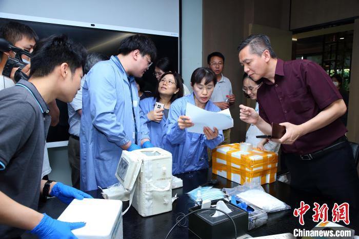 科研人員清點(diǎn)、查看隨神舟十五號(hào)返回地面的空間科學(xué)實(shí)驗(yàn)樣品。　中科院空間應(yīng)用中心 供圖