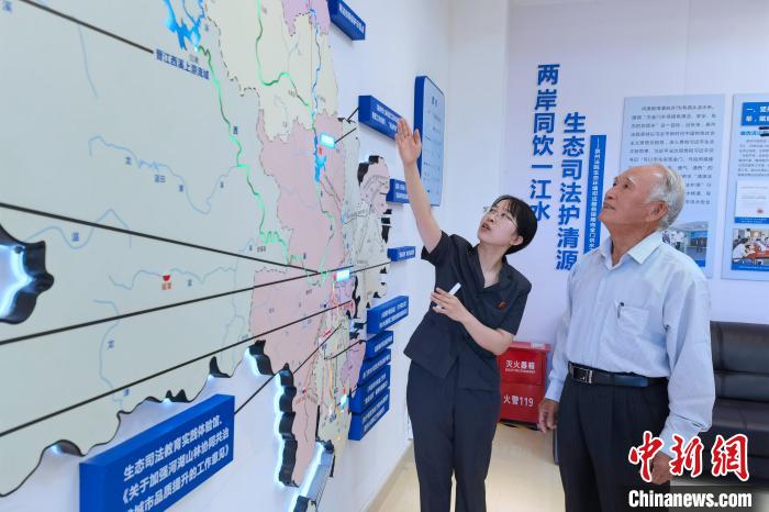 金門同胞參觀金門供水水源生態(tài)司法保護(hù)基地?！O虹 攝