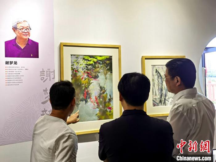 “求同存藝——海峽兩岸藝術(shù)家畫展”展出百余幅兩岸藝術(shù)家畫作?！「毒窜?攝