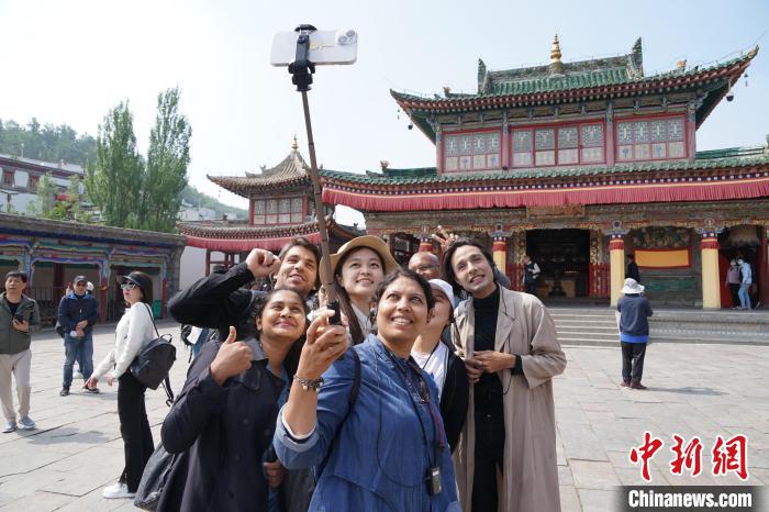 圖為外國記者在塔爾寺合影?！●R銘言 攝