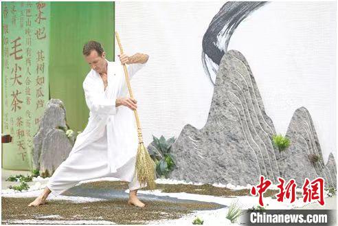 圖為《信陽毛尖·茶舞》沉浸式藝術(shù)表演?！⌒抨柺形麄鞑抗﹫D