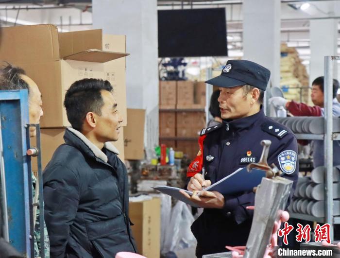 3月30日，大興派出所民警來到轄區(qū)中小企業(yè)，開展“為民為企為項(xiàng)目”走訪活動(dòng)?！『戏示焦﹫D