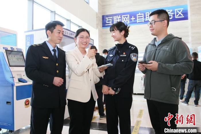 4月10日，安徽合肥，一家運(yùn)輸企業(yè)負(fù)責(zé)人在工作人員的指導(dǎo)下，使用小程序辦理車管業(yè)務(wù)?！『戏示焦﹫D