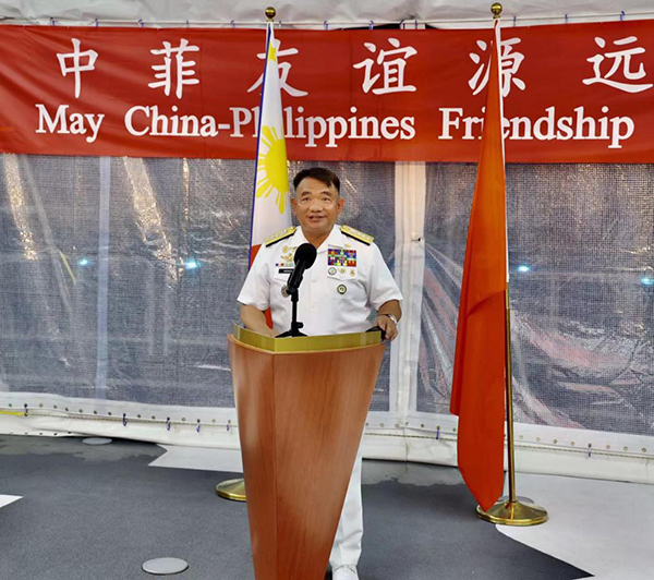 菲海軍司令阿達(dá)奇代表菲馬科斯總統(tǒng)歡迎“戚繼光”艦到訪。中國(guó)駐菲律賓大使館供圖