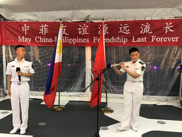 艦上官兵表演歌舞、民樂(lè)、武術(shù)等節(jié)目。中國(guó)駐菲律賓大使館供圖