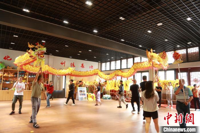 臺胞臺屬體驗(yàn)舞龍?！≈芪的裙﹫D