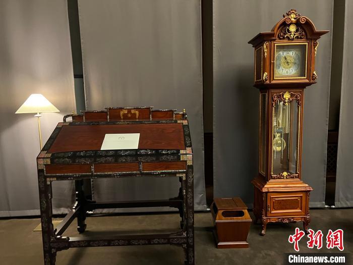 圖為春秋館展覽陳設(shè)的青瓦臺(tái)家具?！⑿?攝