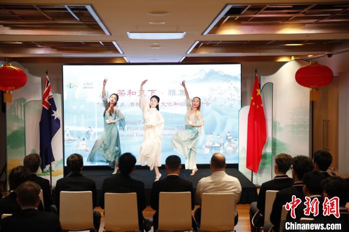 澳大利亞悉尼中學(xué)生參加“茶和天下”雅集文化體驗(yàn)活動。圖為悉尼夕月組合的茶舞表演《福茶香飄》?！☆檿r宏 攝