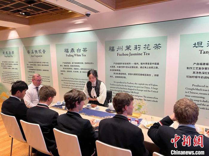 澳大利亞悉尼中學(xué)生參加“茶和天下”雅集文化體驗(yàn)活動?！☆檿r宏 攝