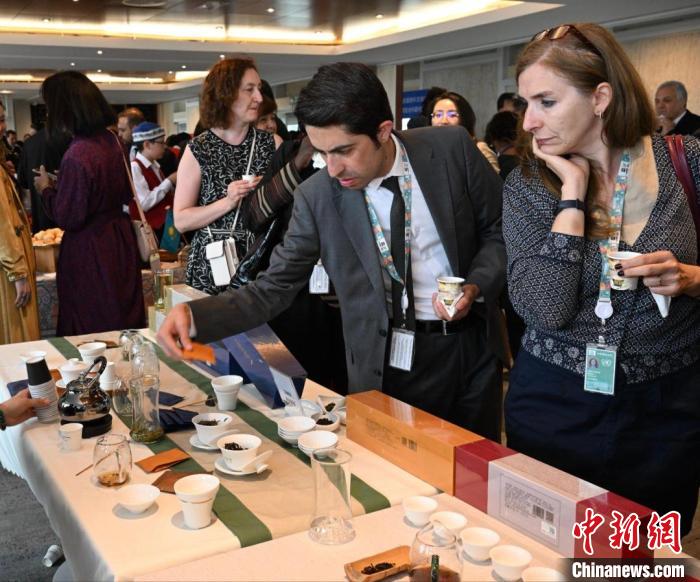 現(xiàn)場觀眾觀看中國展臺茶藝表演、了解茶文化?！【笜?攝